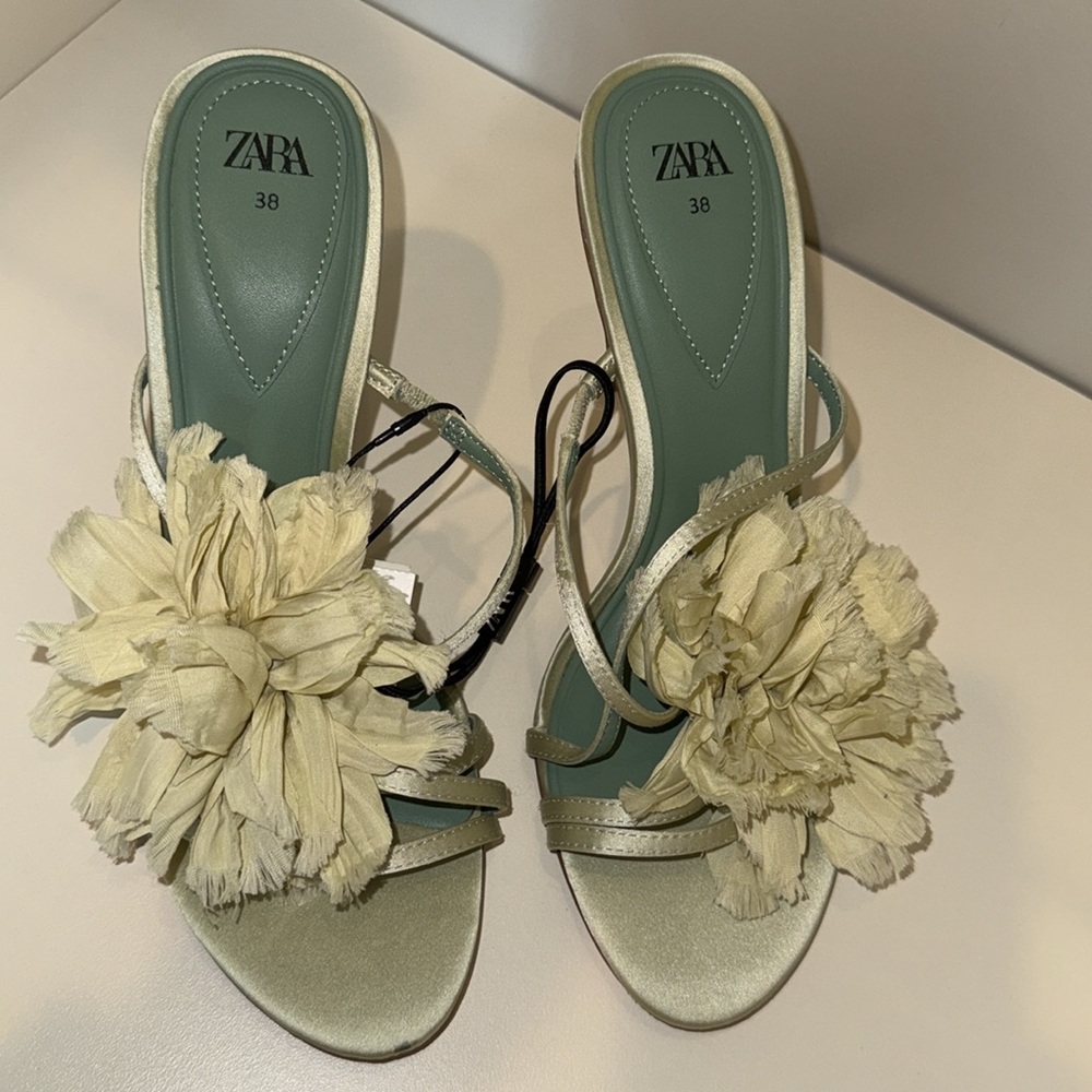 Zara‎ Healed Sandals With Maxi Flowers - Picture 8 of 17